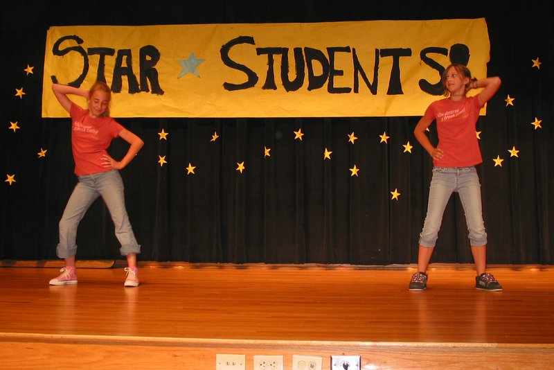It only looks like they're posing. They're dancing, Man!